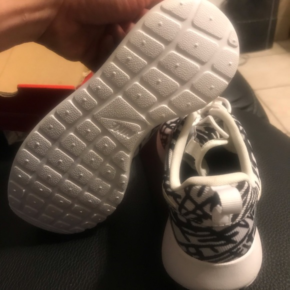 Nike Women’s Roshe One Print Running Shoes - Picture 4 of 5